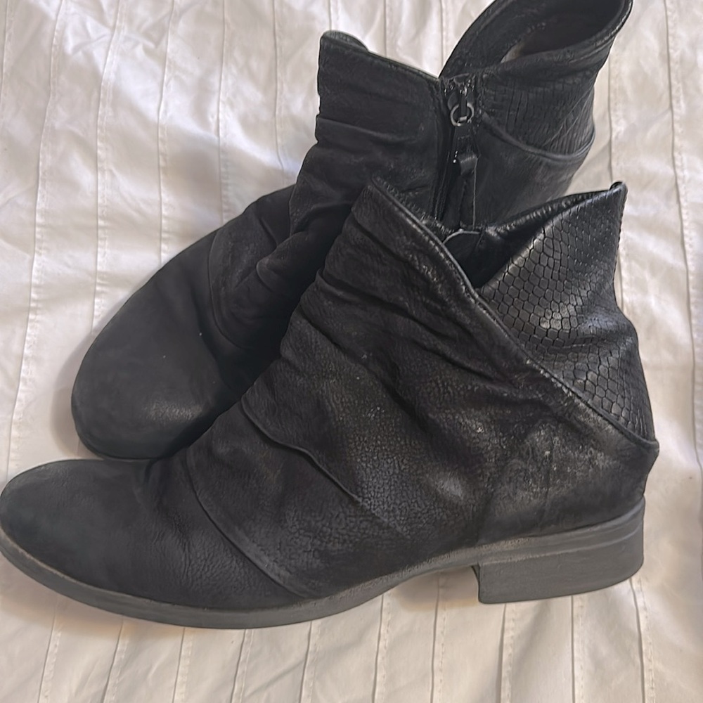 Miz Mooz boots black ruched leather size 41 ankle booties